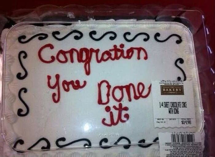 Funny cakes: A cake with the inscription Congration You Done it, showing a decorator mess up.
