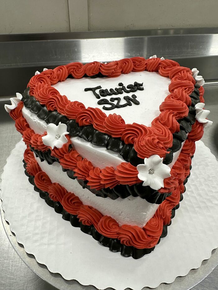 Hilariously messed up cakes: A two-tiered heart-shaped cake with red and black frosting that reads Tourista 3ZN.
