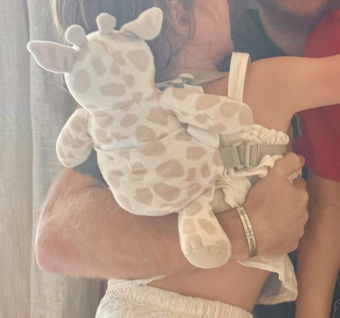 Close-up of a child with a giraffe backpack, a detail sparking parenting concerns. Close-up of a child with a giraffe backpack, a detail sparking parenting concerns.