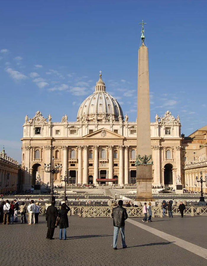 Awkward Video Shows Woman Refusing To Stop Singing At The Vatican After Multiple Security Guards Ask Her To Leave Awkward Video Shows Woman Refusing To Stop Singing At The Vatican After Multiple Security Guards Ask Her To Leave