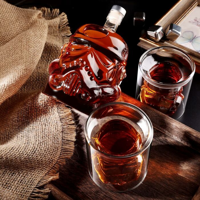 Stormtrooper helmet decanter and glasses filled with whiskey