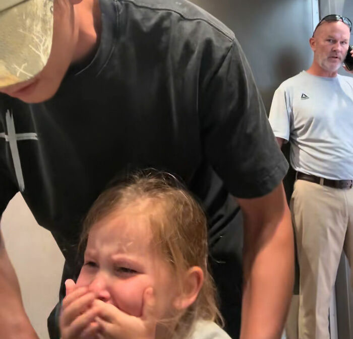 “Male Karen” Faces Karma After Harassing Dad For Helping Daughters In Women's Restroom And Making Girl Cry “Male Karen” Faces Karma After Harassing Dad For Helping Daughters In Women's Restroom And Making Girl Cry
