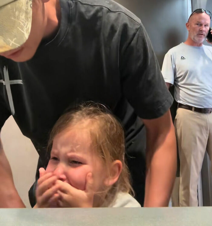 Dad Gives Update After “Male Karen” Harassed Him For Helping His Daughter In Women's Restroom, Made Girl Cry Dad Gives Update After “Male Karen” Harassed Him For Helping His Daughter In Women's Restroom, Made Girl Cry