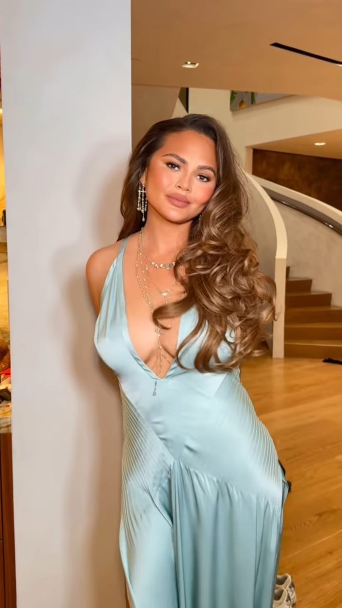 Chrissy Teigen Slammed For Move At Dad's Funeral: "How Much Did The Magazine Give You?" Chrissy Teigen Slammed For Move At Dad's Funeral: "How Much Did The Magazine Give You?"