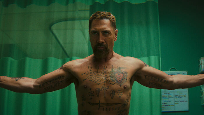 Shirtless man with tattoos in a tense scene from Cape Fear Martin Scorsese remake