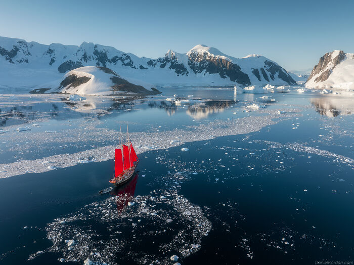 This Photographer Captured 42 Dreamlike Images Of Antarctica’s Beautiful Sunsets, Frozen Peaks, And Endless Plains