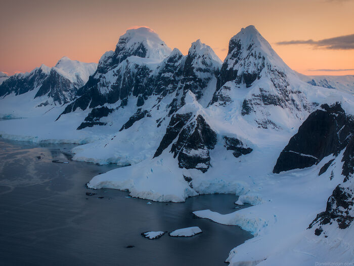 This Photographer Captured 42 Dreamlike Images Of Antarctica’s Beautiful Sunsets, Frozen Peaks, And Endless Plains