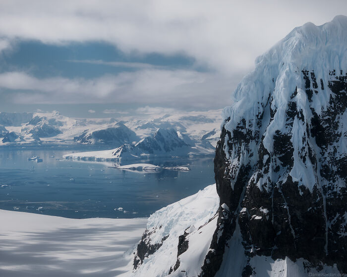 This Photographer Captured 42 Dreamlike Images Of Antarctica’s Beautiful Sunsets, Frozen Peaks, And Endless Plains