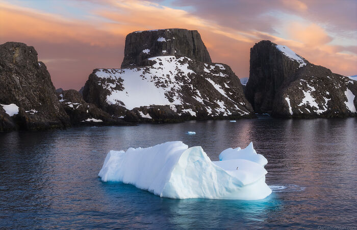 This Photographer Captured 42 Dreamlike Images Of Antarctica’s Beautiful Sunsets, Frozen Peaks, And Endless Plains