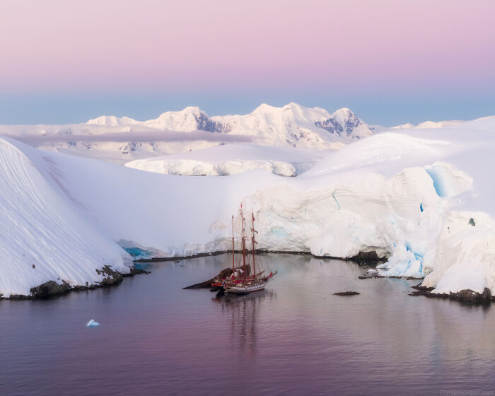 This Photographer Captured 42 Dreamlike Images Of Antarctica’s Beautiful Sunsets, Frozen Peaks, And Endless Plains