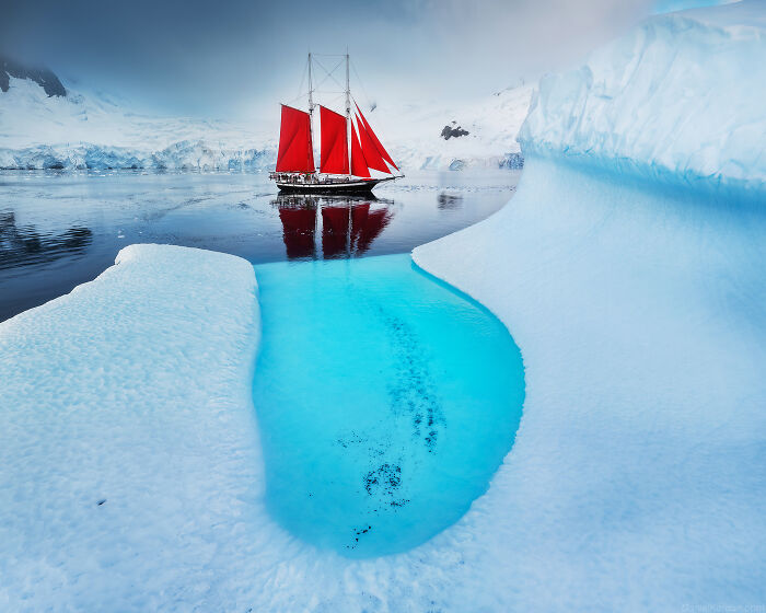 This Photographer Captured 42 Dreamlike Images Of Antarctica’s Beautiful Sunsets, Frozen Peaks, And Endless Plains