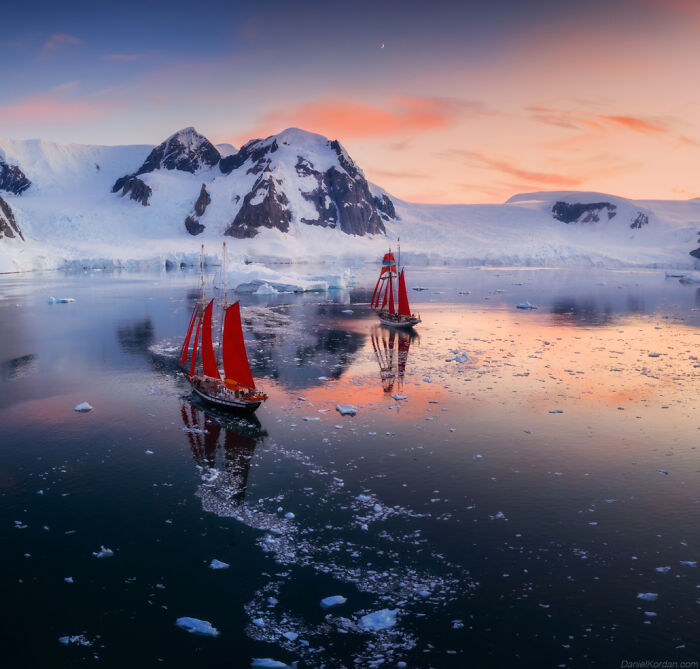 This Photographer Captured 42 Dreamlike Images Of Antarctica’s Beautiful Sunsets, Frozen Peaks, And Endless Plains