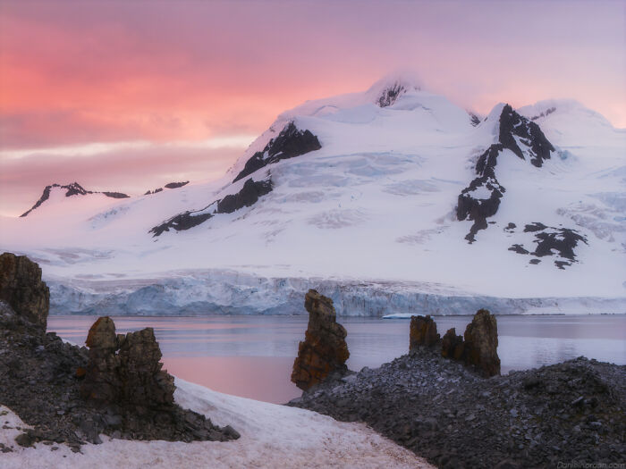 This Photographer Captured 42 Dreamlike Images Of Antarctica’s Beautiful Sunsets, Frozen Peaks, And Endless Plains