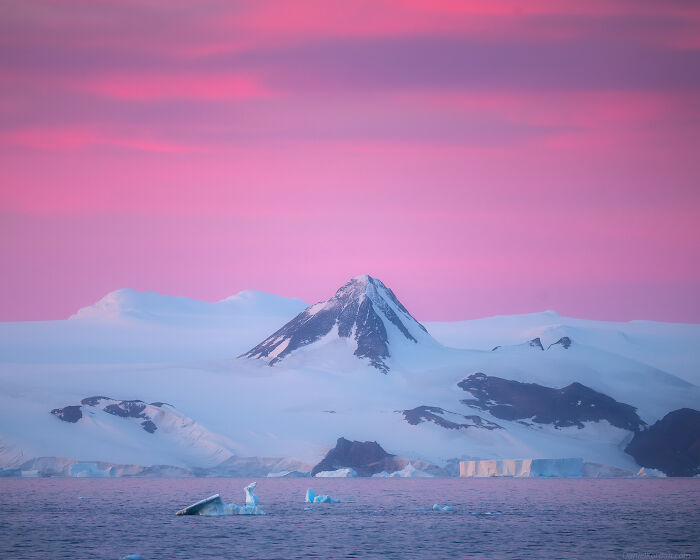 This Photographer Captured 42 Dreamlike Images Of Antarctica’s Beautiful Sunsets, Frozen Peaks, And Endless Plains