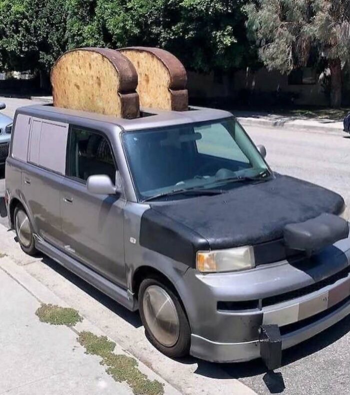 Car with two large slices of bread sticking out of the roof in cursed images collection