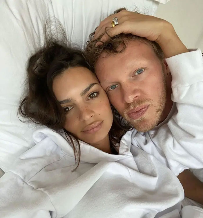 Emily Ratajkowski Faces Backlash Over Essay About Single Motherhood Accompanied By Bizarre Breastfeeding Photo Emily Ratajkowski Faces Backlash Over Essay About Single Motherhood Accompanied By Bizarre Breastfeeding Photo