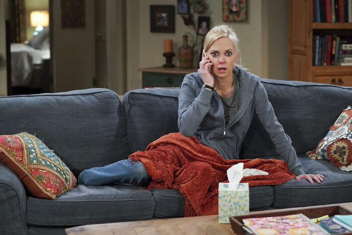 Anna Faris on Mom, looking shocked while on the phone, contributing to her shocking exit. Anna Faris on Mom, looking shocked while on the phone, contributing to her shocking exit.