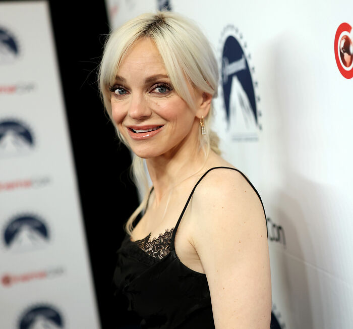 Anna Faris' 26-Year Transformation Stuns Fans After They Noticed Odd Details In Her Red Carpet Appearance
