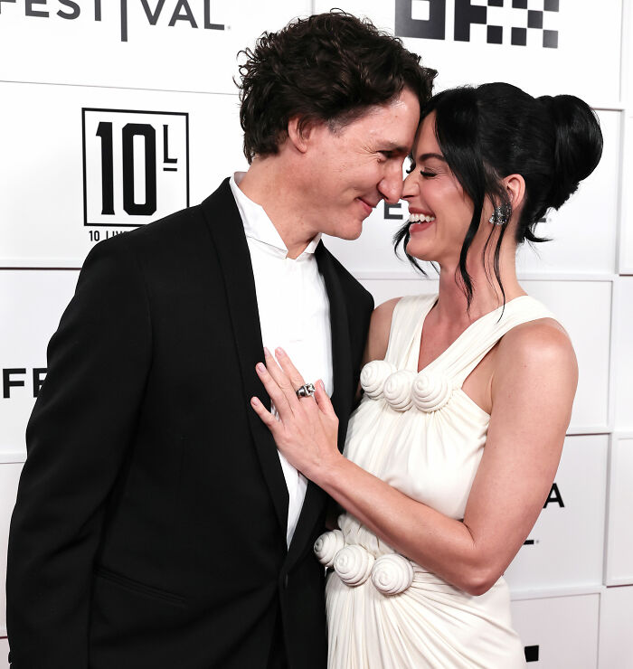 Katy Perry And Justin Trudeau Key Detail On The Red Carpet Has Fans Convinced She's Pregnant Katy Perry And Justin Trudeau Key Detail On The Red Carpet Has Fans Convinced She's Pregnant