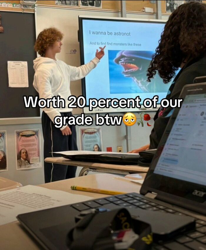 A student giving a presentation on aliens titled I wanna be astronot, a cringe image that might cause pain.