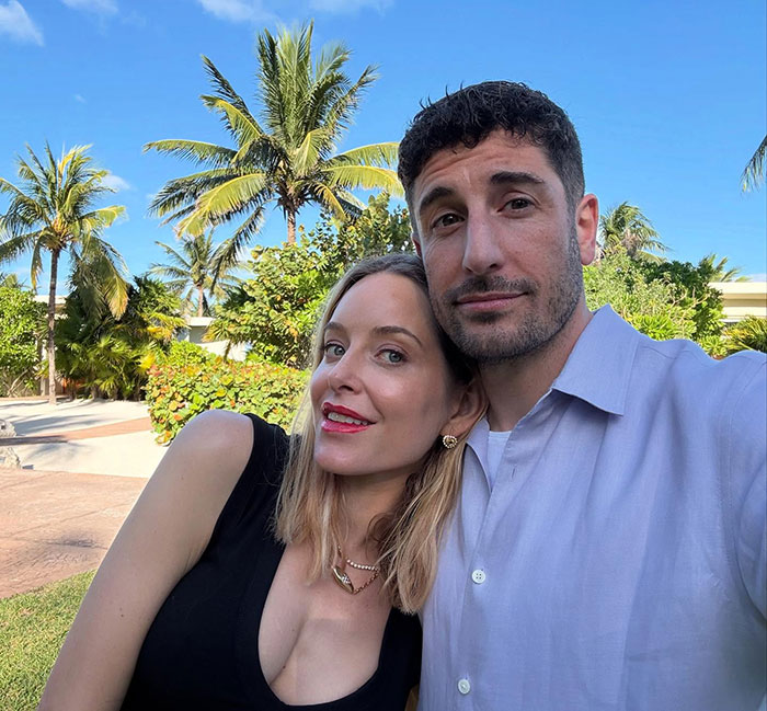 Jason Biggs' Soon-To-Be Ex-Wife Deletes Caption After Posting Bedroom Photos With 12YO Son Jason Biggs' Soon-To-Be Ex-Wife Deletes Caption After Posting Bedroom Photos With 12YO Son
