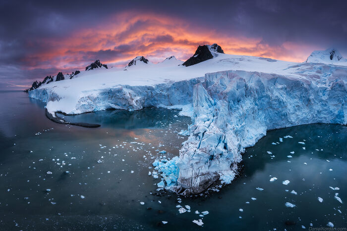 This Photographer Captured 42 Dreamlike Images Of Antarctica’s Beautiful Sunsets, Frozen Peaks, And Endless Plains