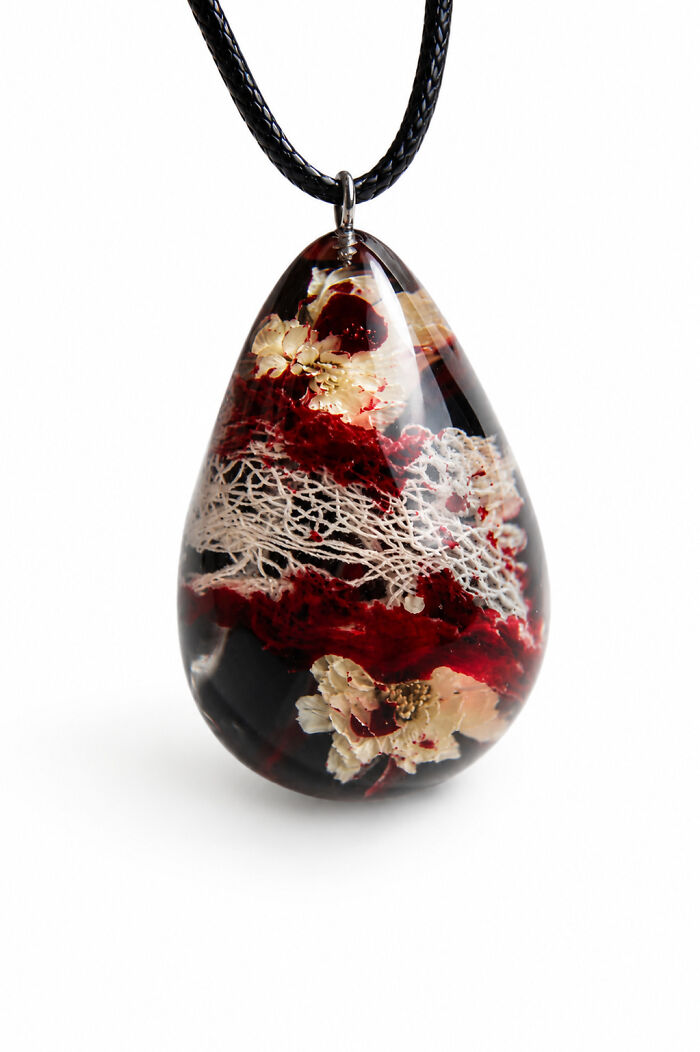 This Ukrainian Artist Uses Nature And Personal Artifacts To Transform Pain Into Art (20 Pics)