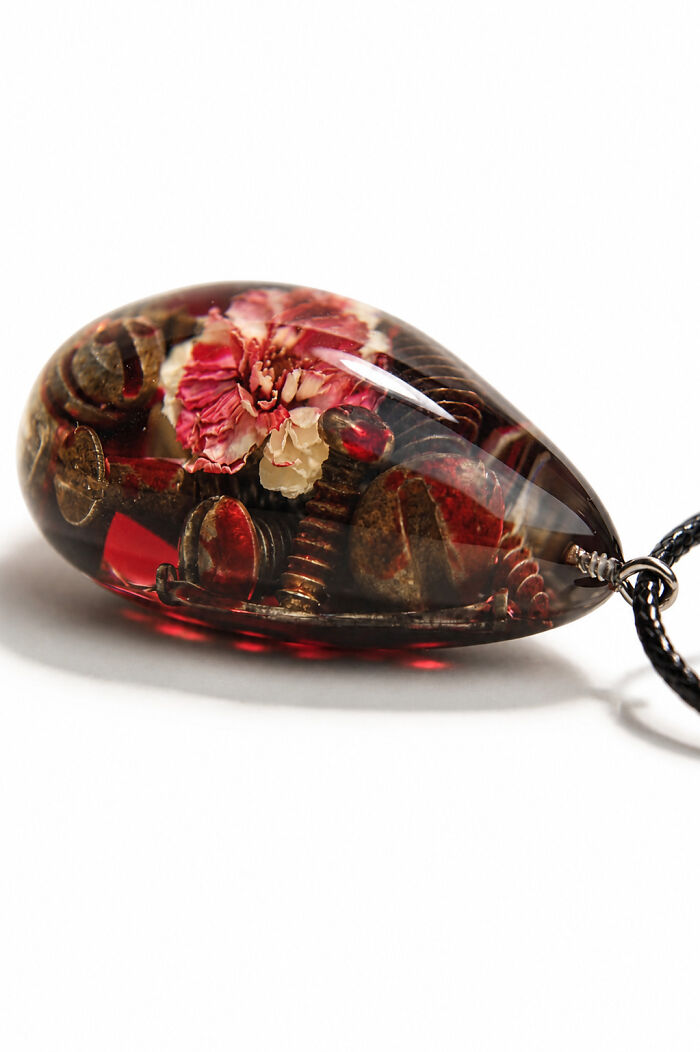 This Ukrainian Artist Uses Nature And Personal Artifacts To Transform Pain Into Art (20 Pics)
