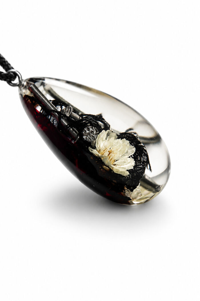 This Ukrainian Artist Uses Nature And Personal Artifacts To Transform Pain Into Art (20 Pics)