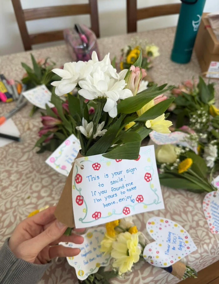 Bouquet with smile note symbolizing small acts of pure generosity
