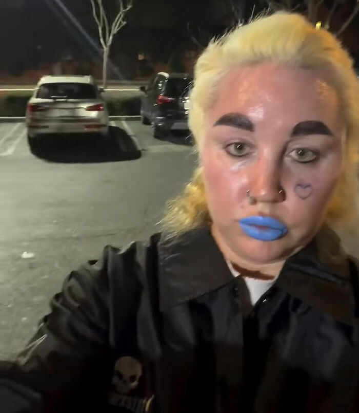 Close-up selfie of Amanda Bynes with bright makeup and dyed hair after weight loss