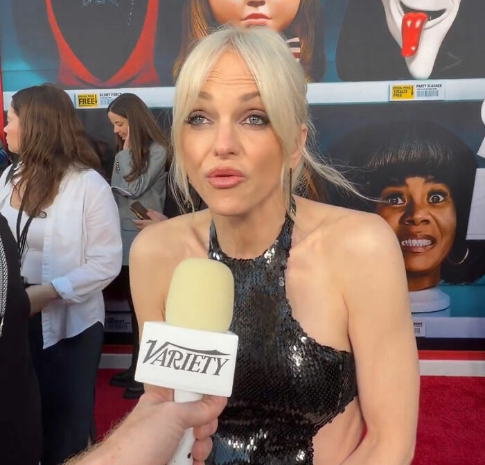 Anna Faris' 26-Year Transformation Stuns Fans After They Noticed Odd Details In Her Red Carpet Appearance