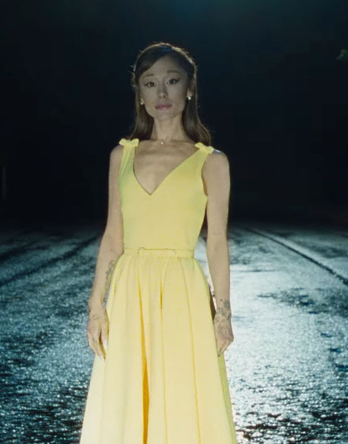 "I’m Sorry But This Is Concerning": Ariana Grande’s Latest Video Sparks Unease As Fans Spot Strange Detail "I’m Sorry But This Is Concerning": Ariana Grande’s Latest Video Sparks Unease As Fans Spot Strange Detail