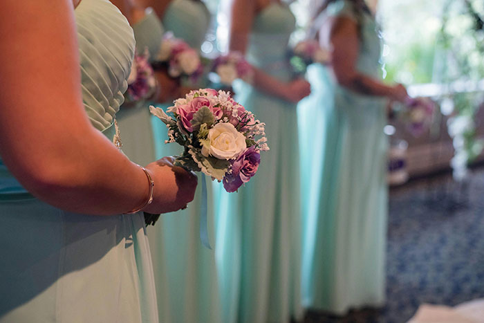 Bridesmaids Drop Out Of The Wedding After Accidentally Uncovering Bride’s Shocking Scam Bridesmaids Drop Out Of The Wedding After Accidentally Uncovering Bride’s Shocking Scam