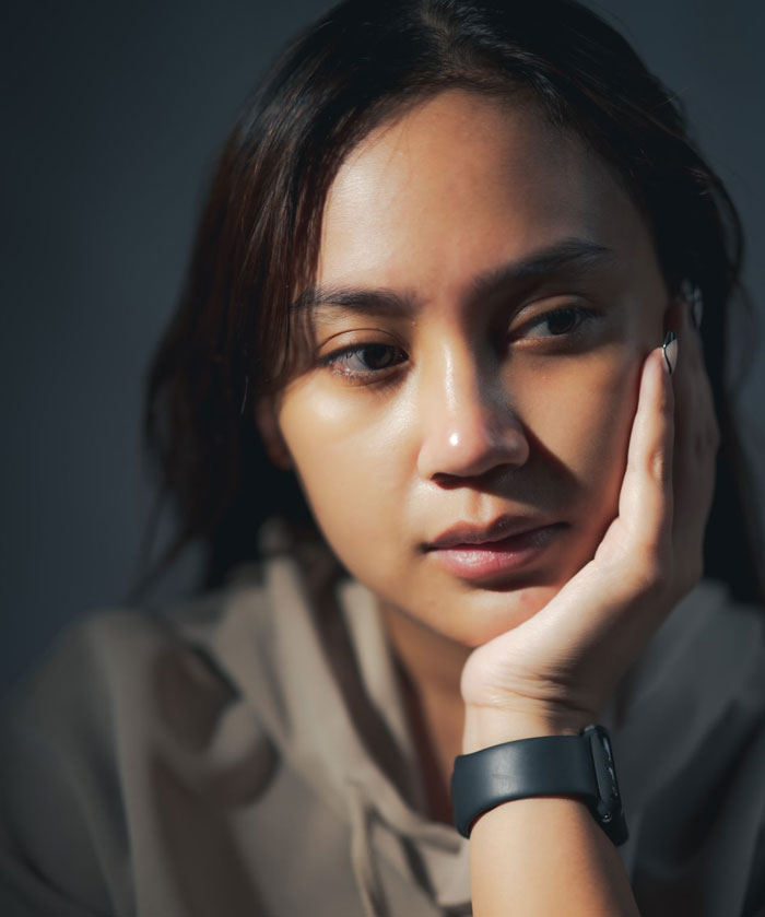 Portrait of a thoughtful woman resting her face on her hand