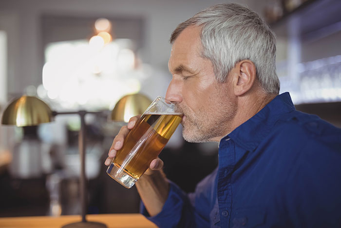 A man drinks beer, a cheater stepdad, who ends up in jail without a job or family due to his drinking problem. A man drinks beer, a cheater stepdad, who ends up in jail without a job or family due to his drinking problem.