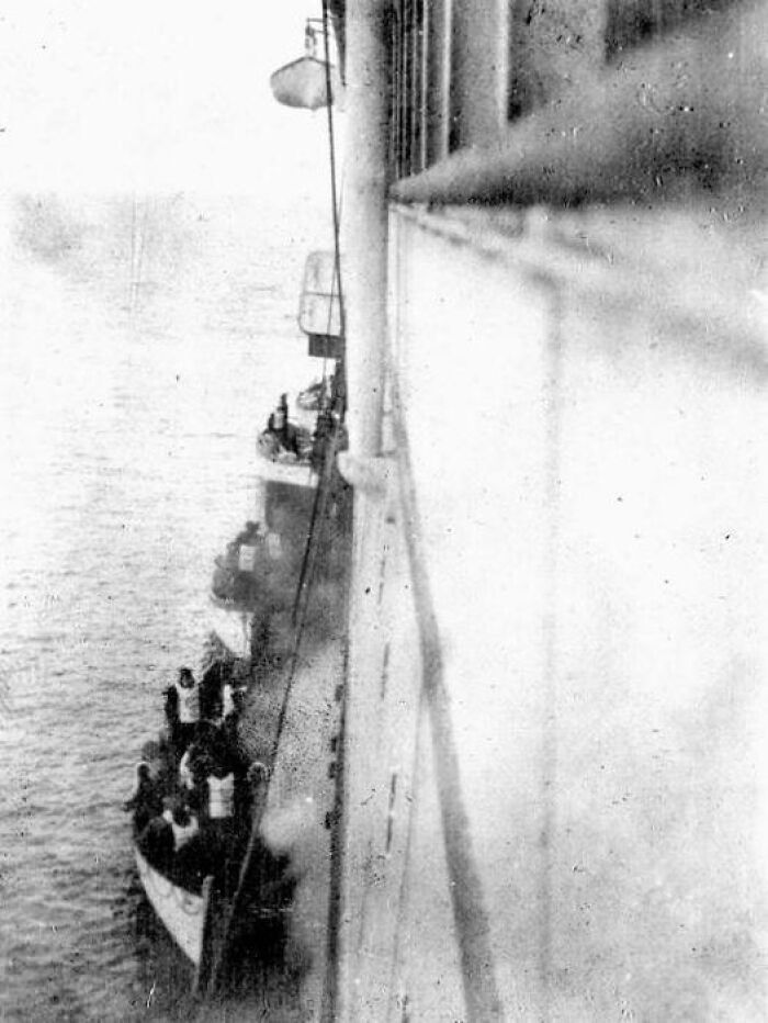 Historical photos: Lifeboats being lowered from a large ship into the water, a dramatic impossible to explain moment.