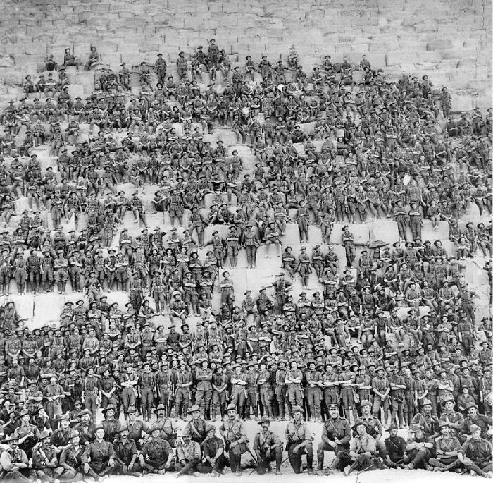 Historical photo: countless soldiers in uniform pose on the Great Pyramid of Giza in 1917, a truly impossible to explain moment.
