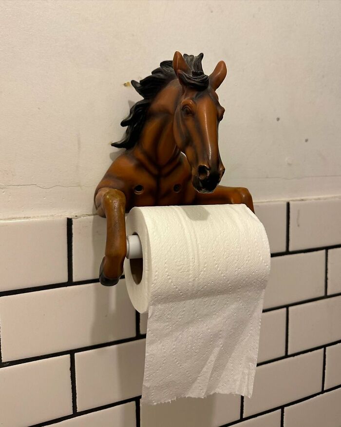 Horse-shaped toilet paper holder as a quirky cool interior design accessory