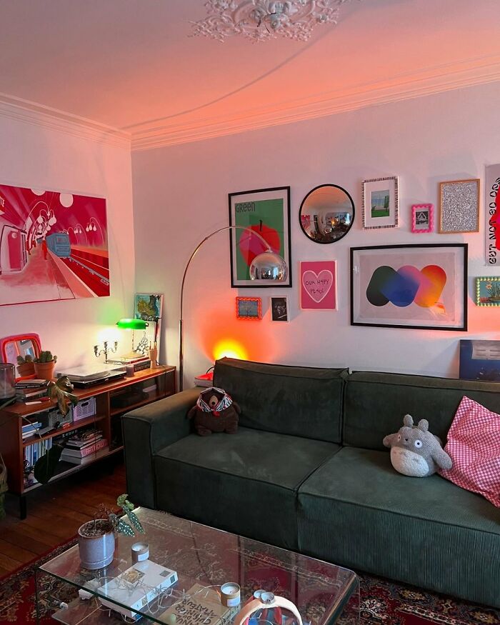 Cozy living room with dark green sofa and colorful gallery wall interior design ideas