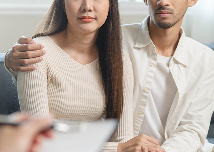 A psychologist provides couples counseling for dads and wives after having kids.