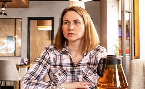 Entitled Army Wife Pulls The “Don’t You Know Who I AM?” Card On A Waitress, Gets A Humbling Reality Check