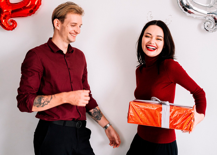 Happy couple with gift box illustrating spoiled pig syndrome in relationships