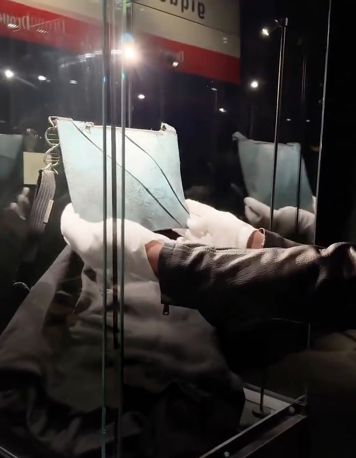 A Fashion Label Claims To Have Lab-Grown A "T-Rex Leather" Handbag But Now They Can't Find Anyone To Buy It A Fashion Label Claims To Have Lab-Grown A "T-Rex Leather" Handbag But Now They Can't Find Anyone To Buy It