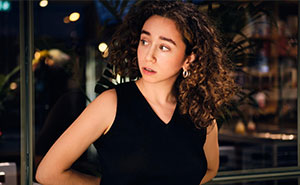 Woman Starts Dating Guy, Realizes He Might Have Been Lying About Being Single: 