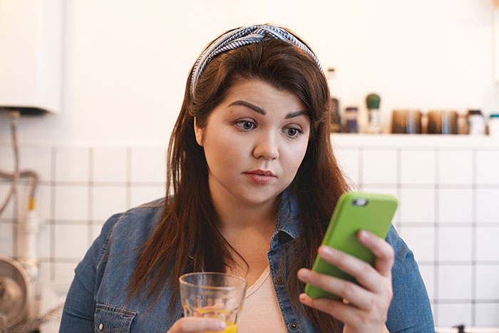 24YO Gets Her Portrait From A Guy, It Reveals Her Bestie's Racist Colors As She Has A Crush On Him 24YO Gets Her Portrait From A Guy, It Reveals Her Bestie's Racist Colors As She Has A Crush On Him