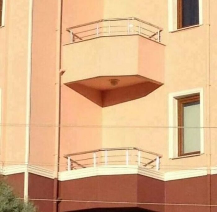 Building with a seemingly unsupported balcony creating a design fail