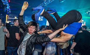 29 Hilarious And Slightly Cursed Nightclub Photos