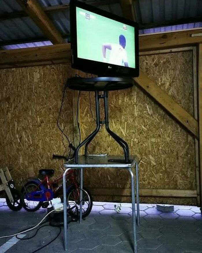 An example of Slavic science: a TV propped on multiple tables, connected to a power source, demonstrating unusual setups.