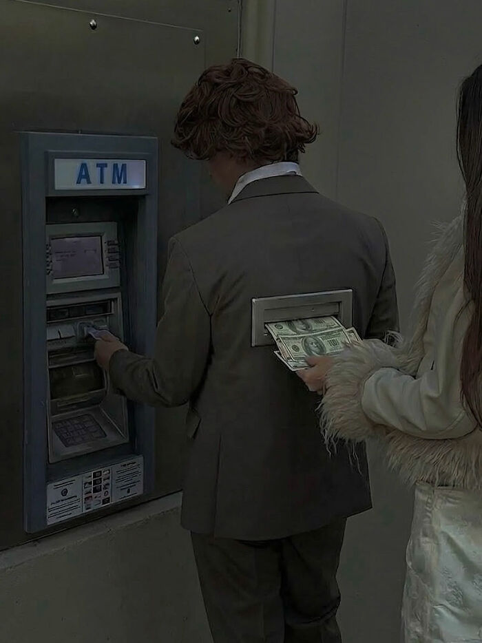 A person getting money from an ATM while someone else pulls money from their back, a great photo that became a legend.